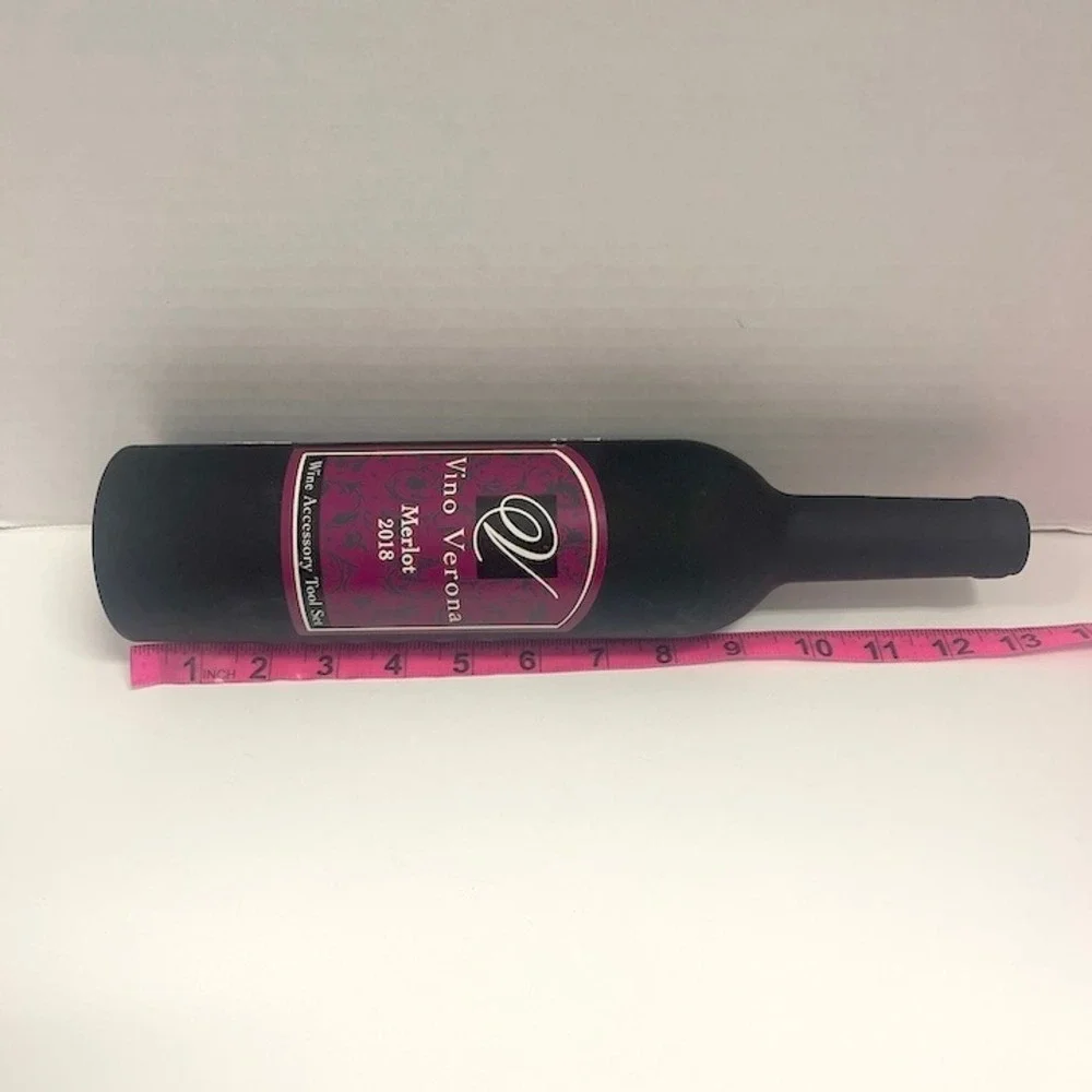 Vino Verona Wine Accessory Tool Set 5 Piece Merlot Bottle Shaped‎ Magnetic Case